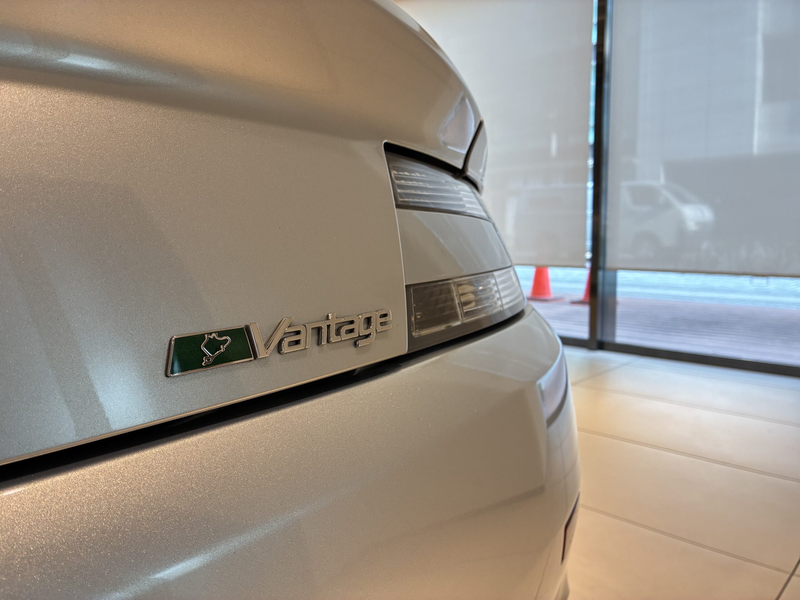 ｱｽﾄﾝﾏｰﾃｨﾝ V8 ｳﾞｧﾝﾃｰｼﾞ N400ﾆｭﾙﾌﾞﾙｸﾘﾝｸ 240台限定車