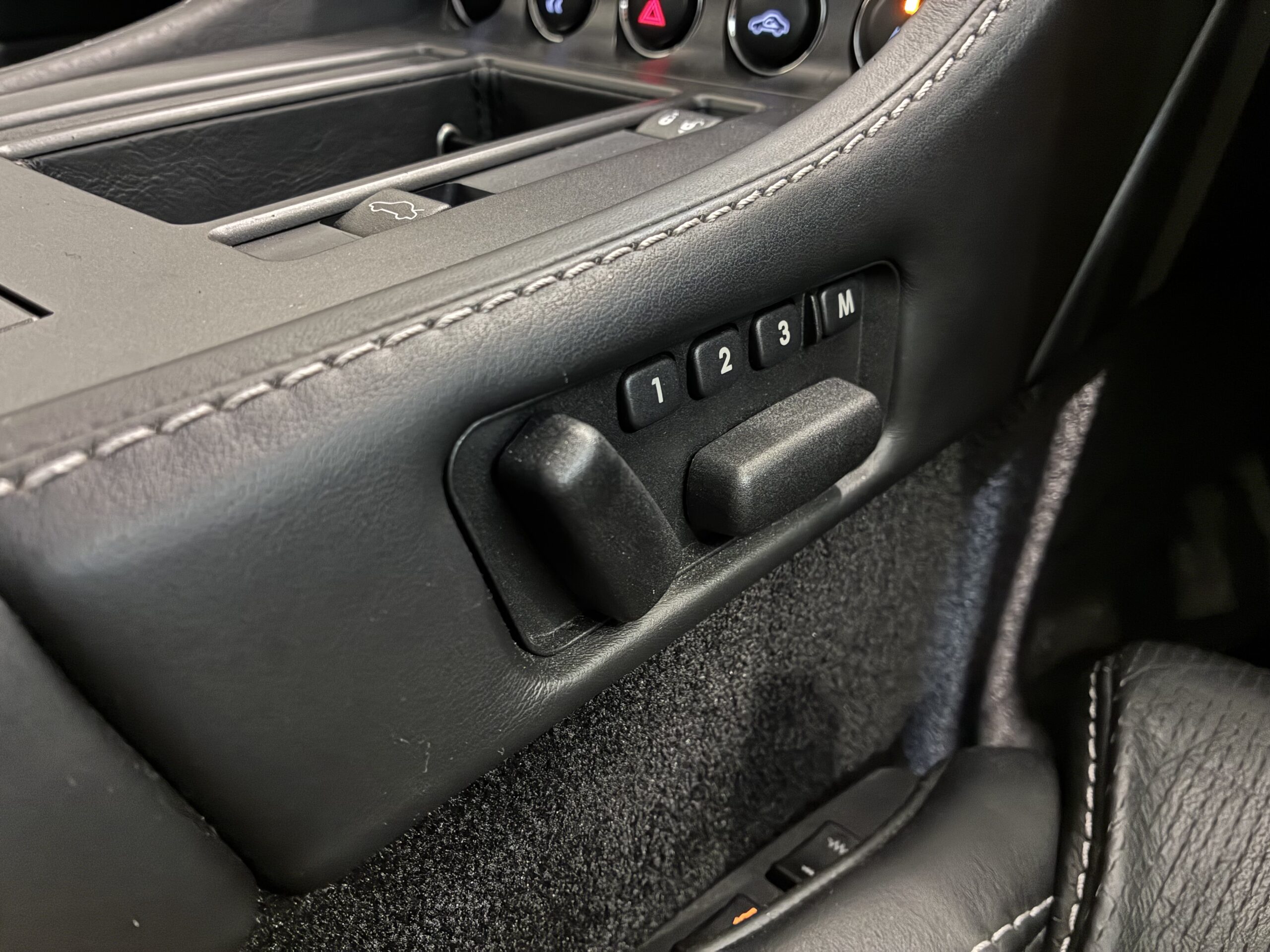 ｱｽﾄﾝﾏｰﾃｨﾝ V8 ｳﾞｧﾝﾃｰｼﾞ N400ﾆｭﾙﾌﾞﾙｸﾘﾝｸ 240台限定車