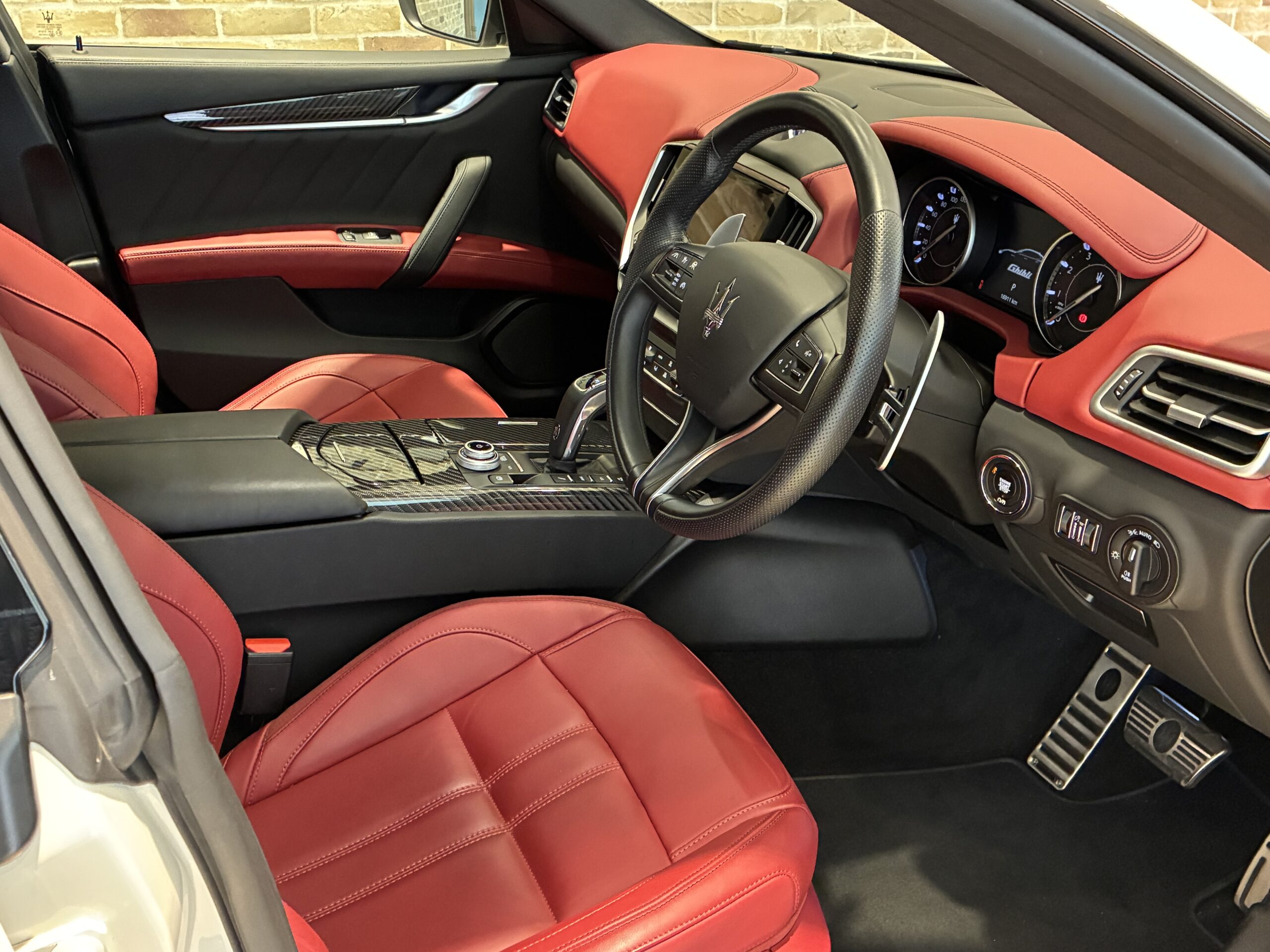 マセラティ ギブリGTハイブリッド スポーツPKG