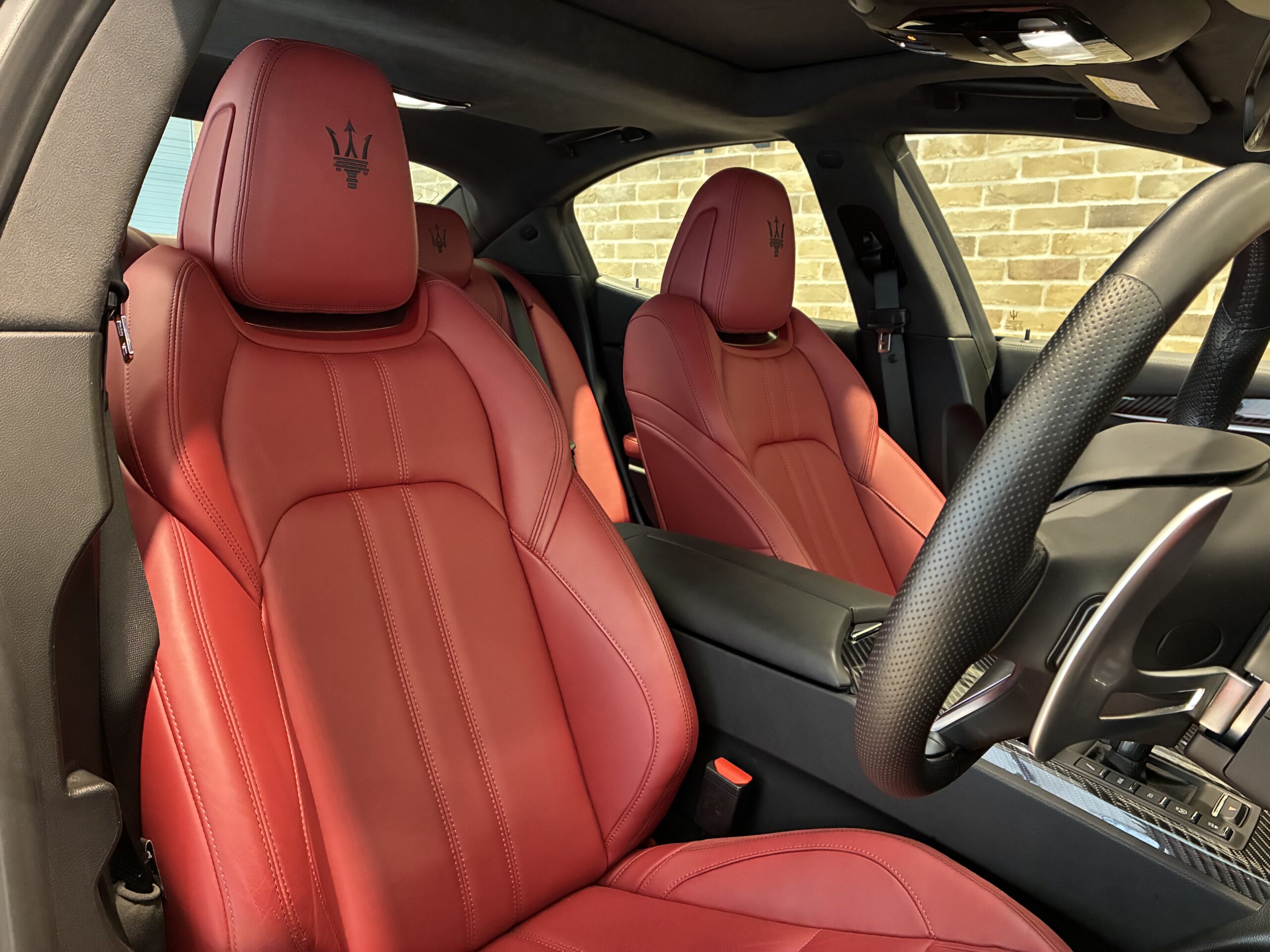 マセラティ ギブリGTハイブリッド スポーツPKG