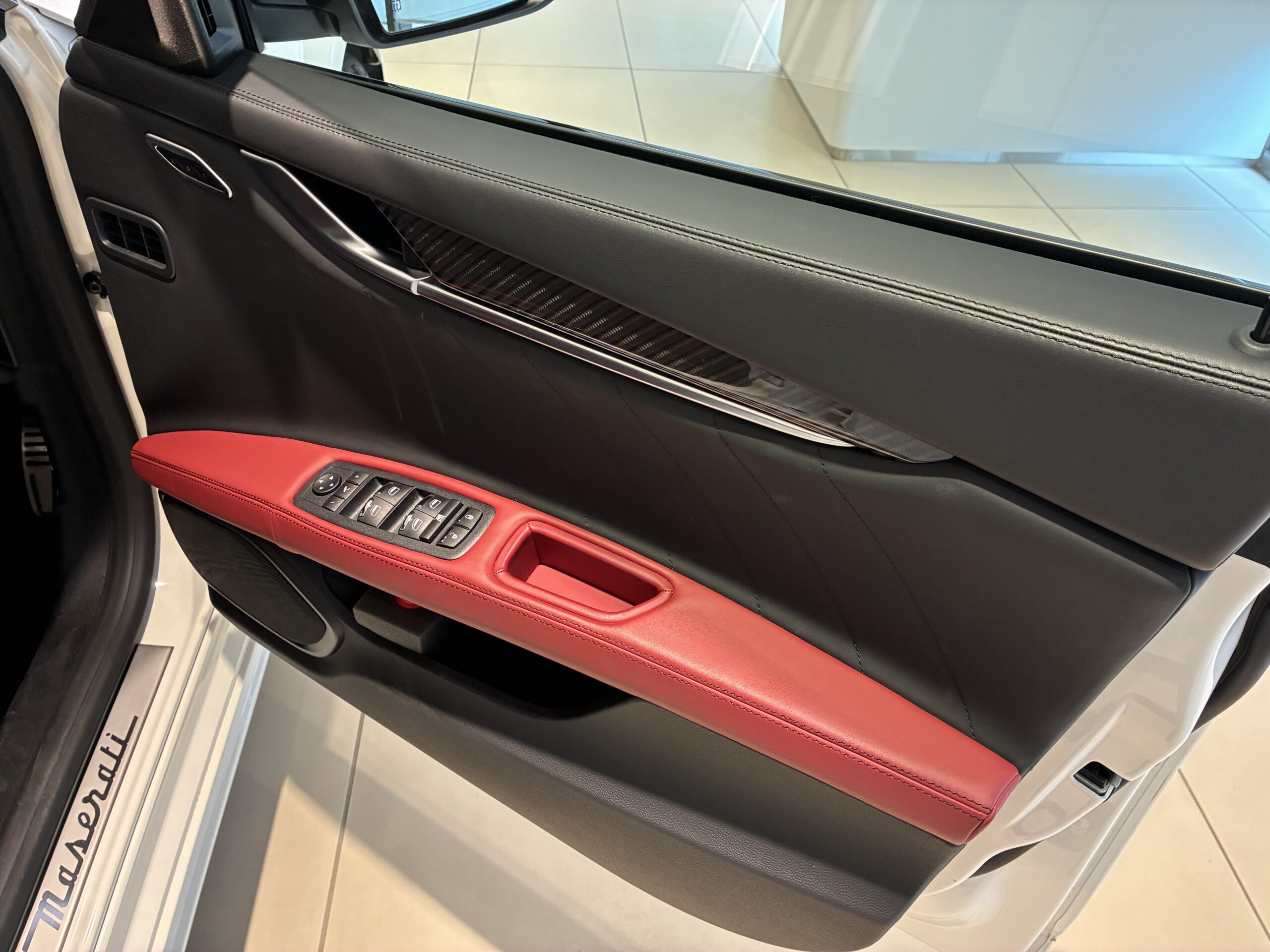 マセラティ ギブリGTハイブリッド スポーツPKG