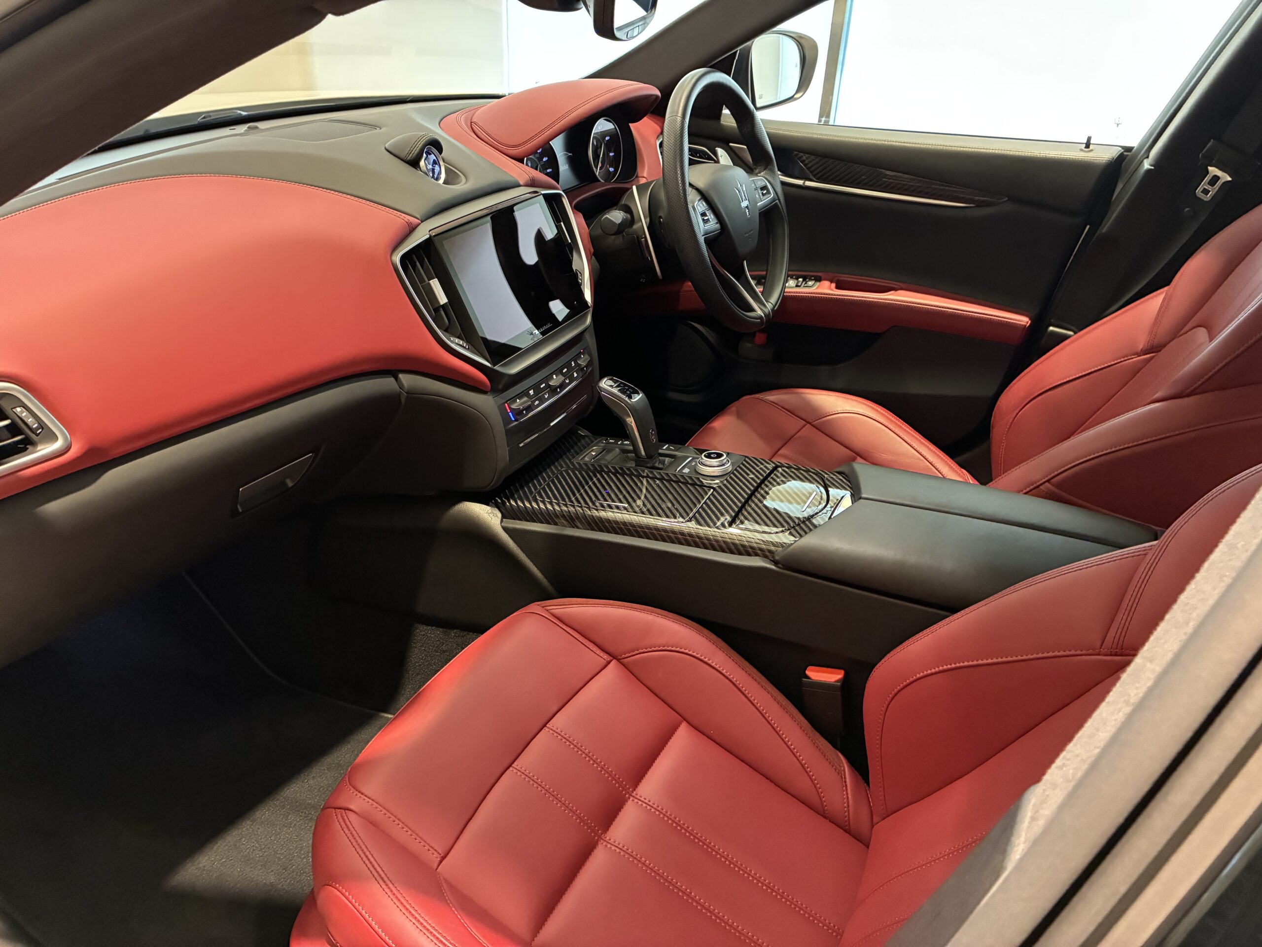 マセラティ ギブリGTハイブリッド スポーツPKG