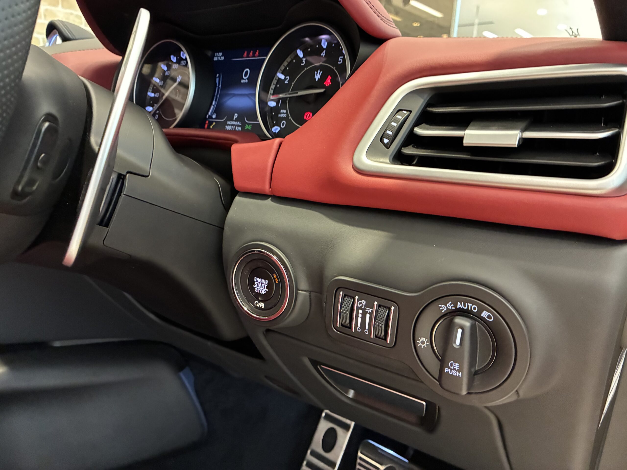 マセラティ ギブリGTハイブリッド スポーツPKG