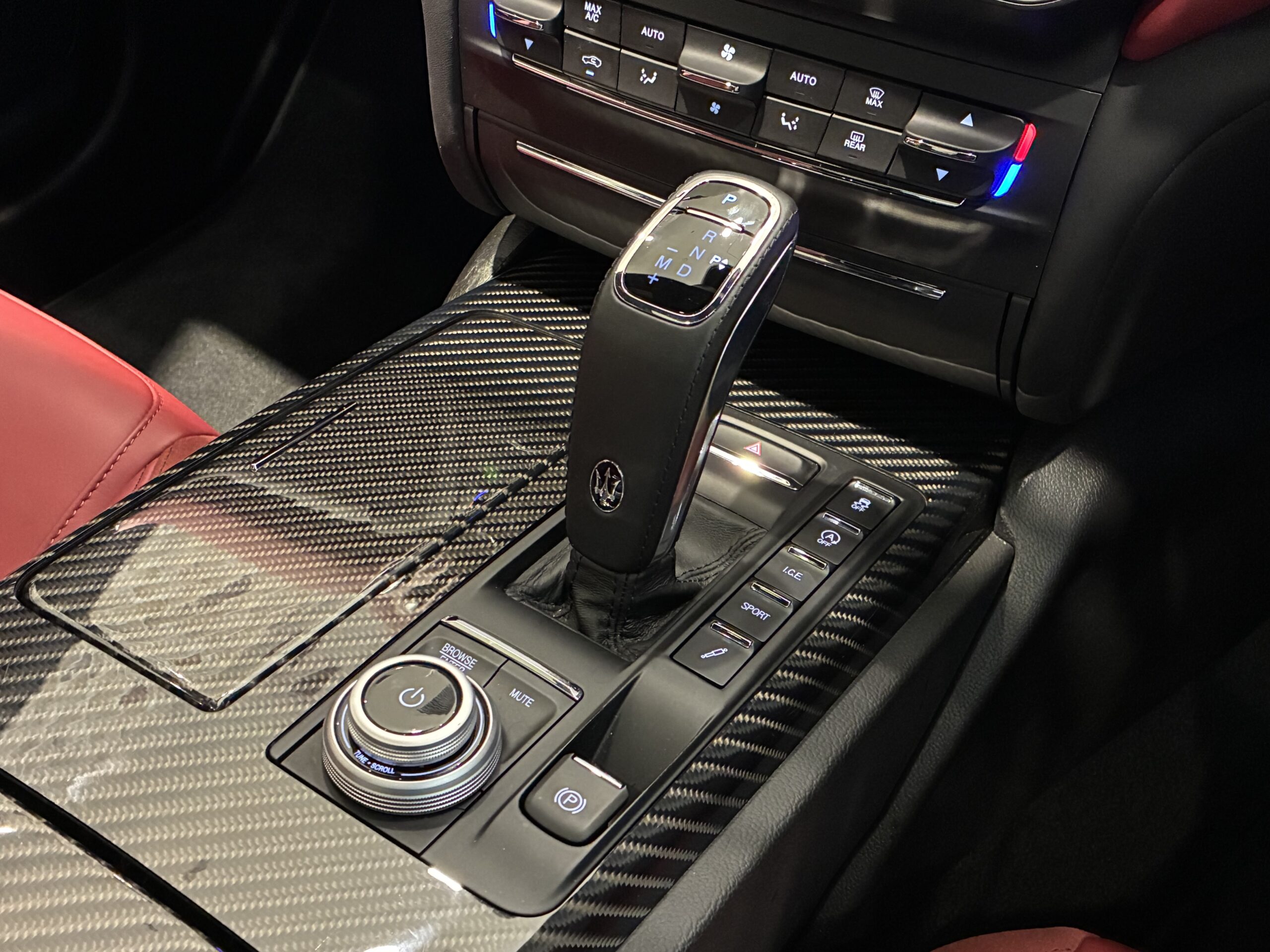 マセラティ ギブリGTハイブリッド スポーツPKG