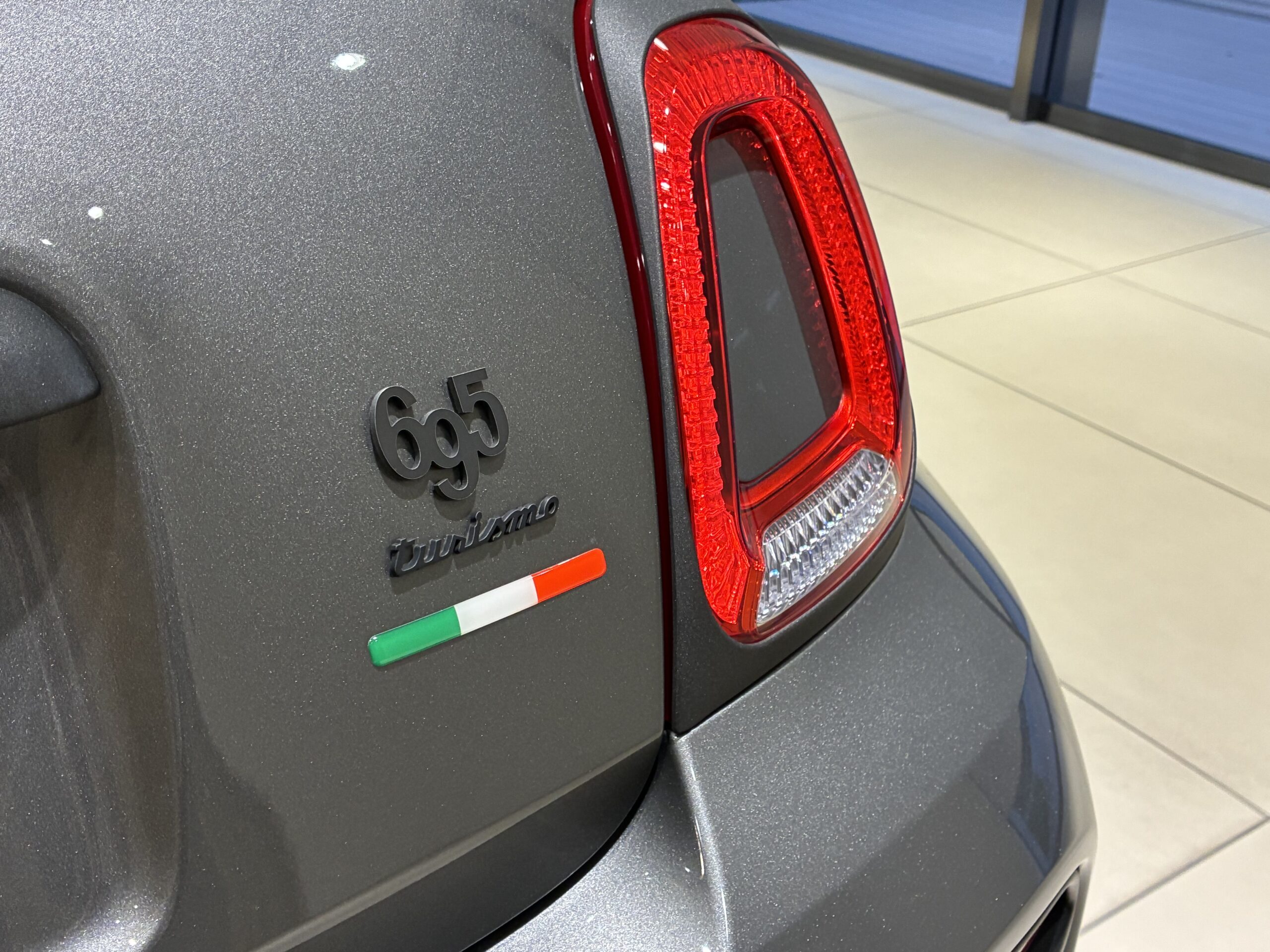 アバルト695Cツーリズモ