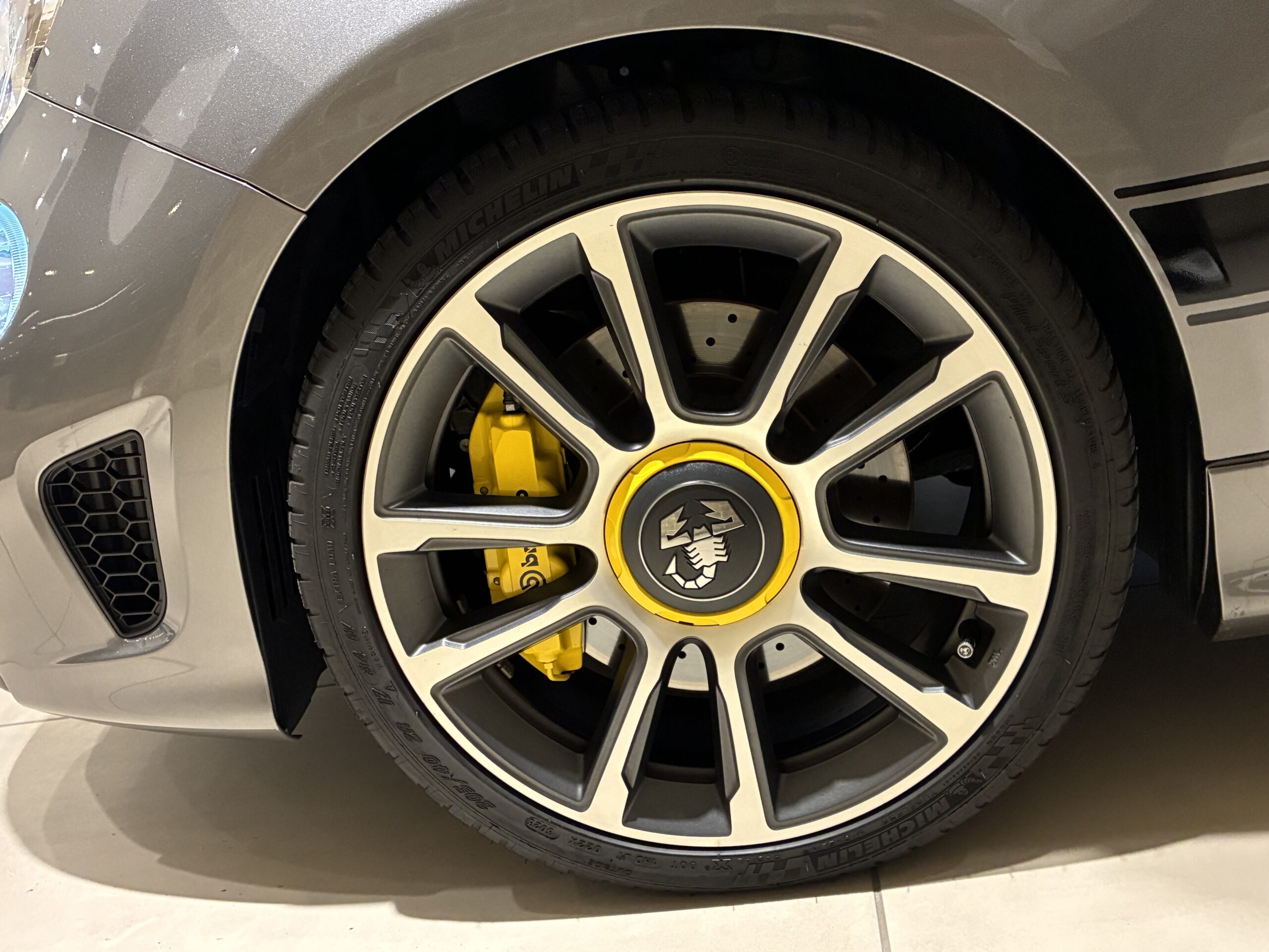 アバルト695Cツーリズモ