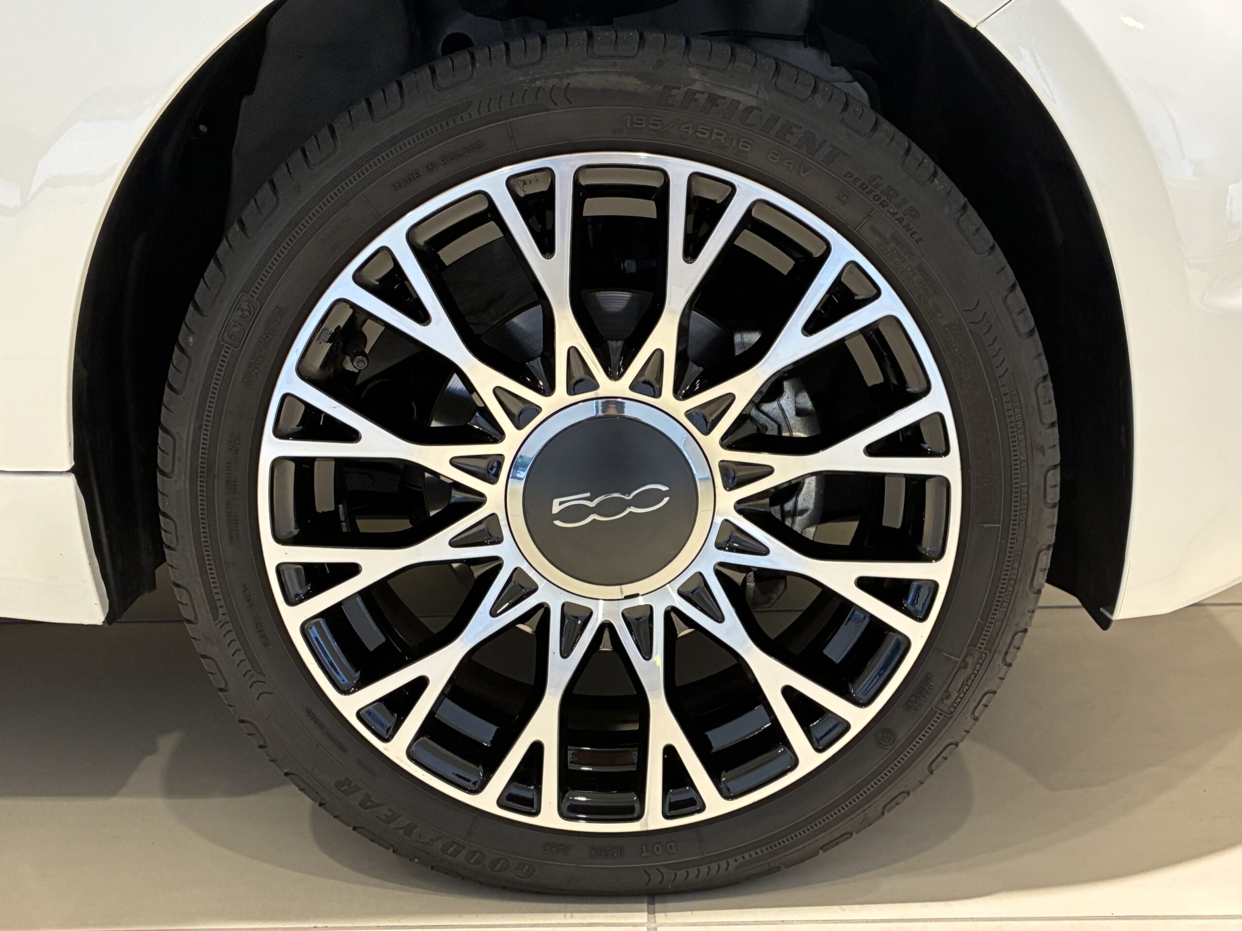 フィアット500C ドルチェヴィータ