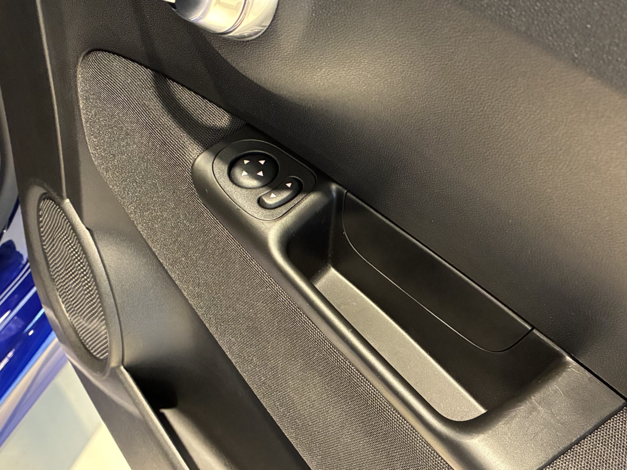 アバルト595モンスターエナジー ヤマハ