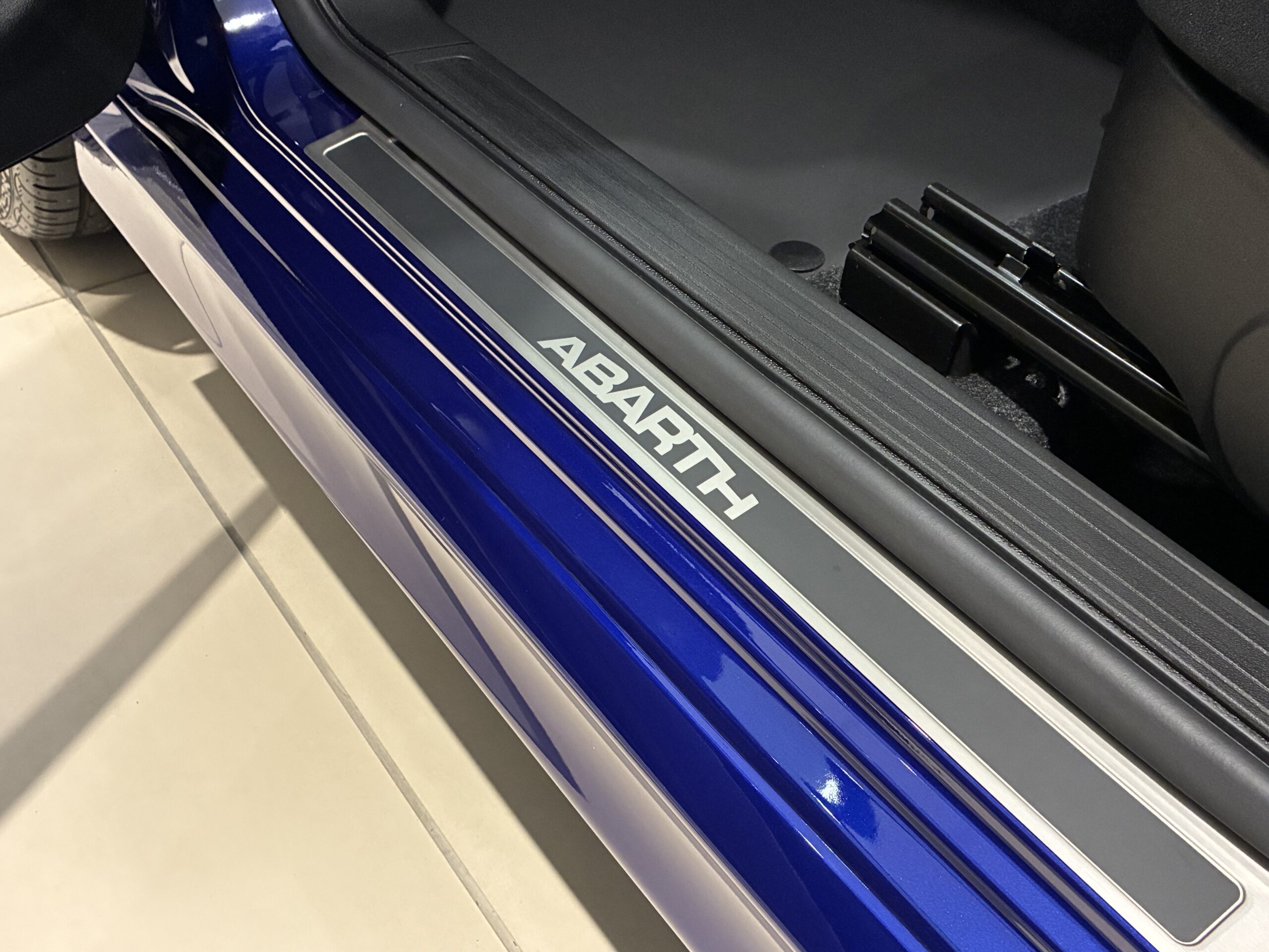 アバルト595モンスターエナジー ヤマハ