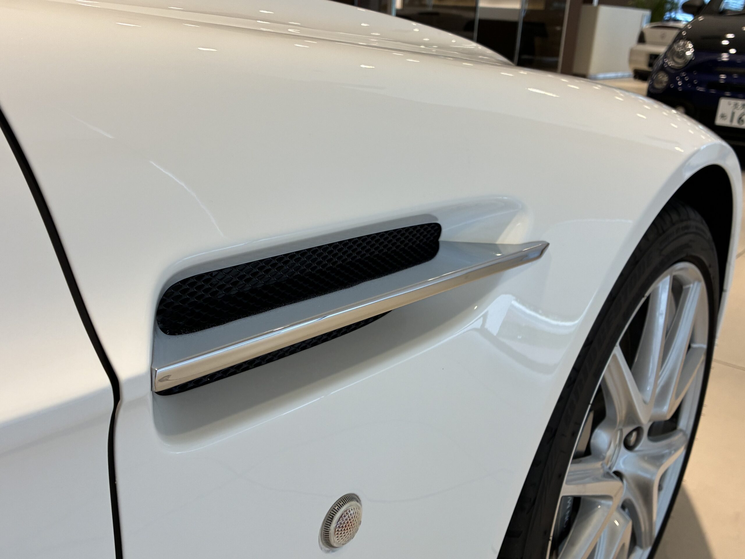 アストンマーティン　V8ヴァンテージ