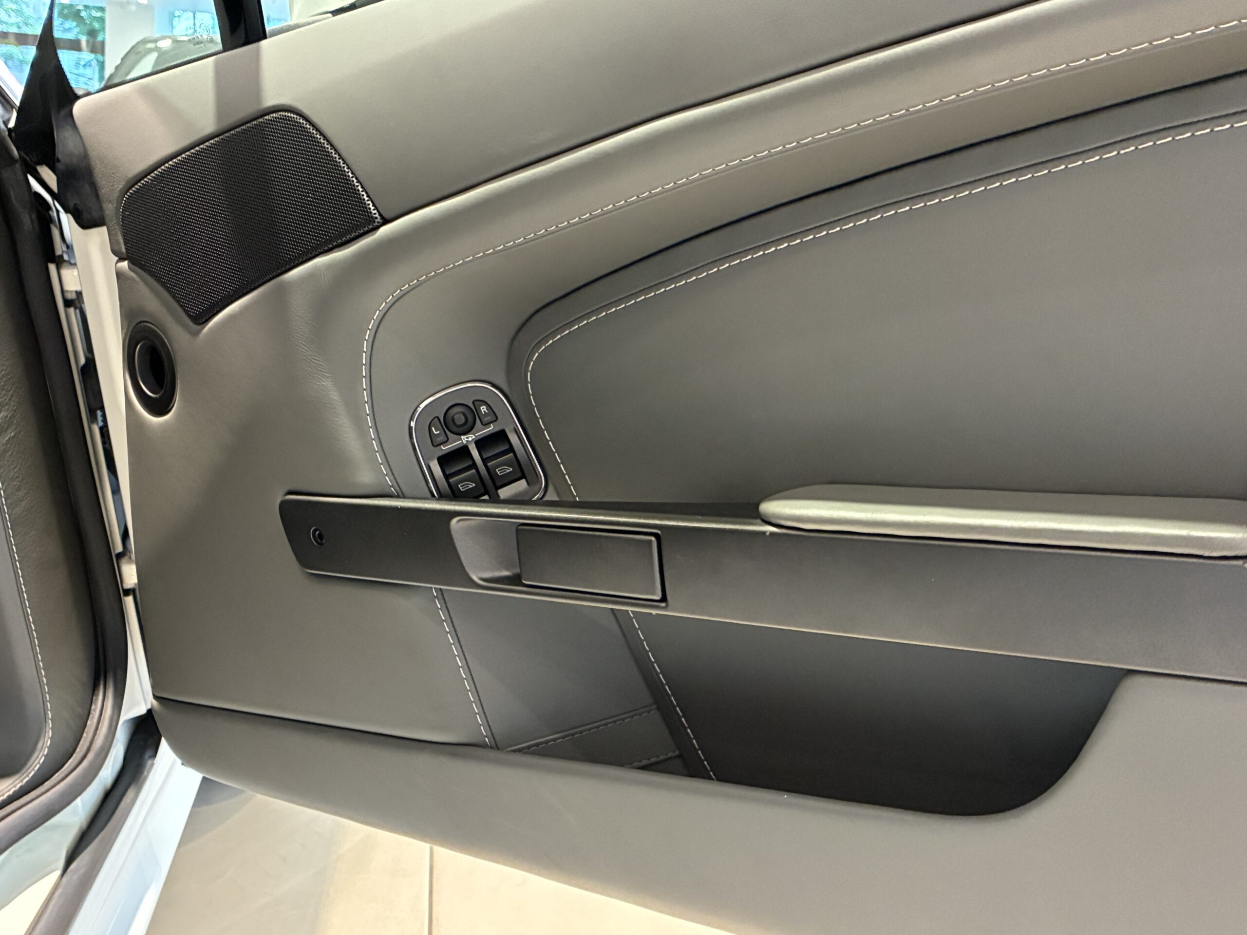 アストンマーティン　V8ヴァンテージ