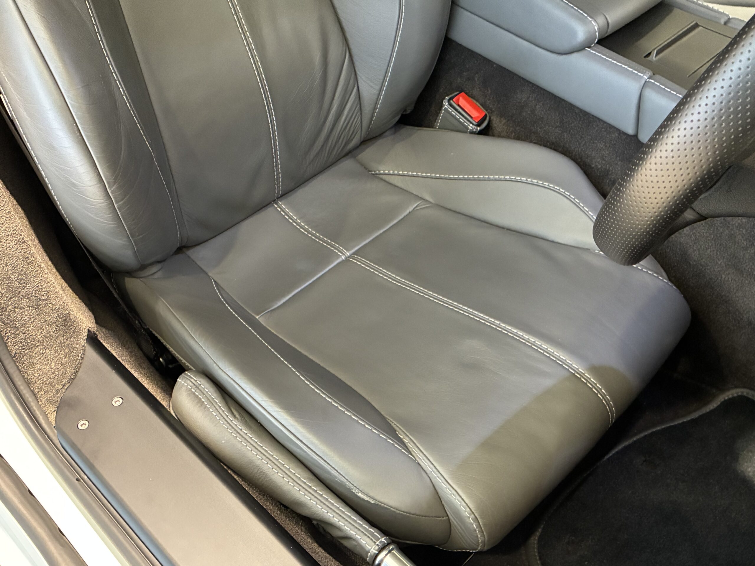 アストンマーティン　V8ヴァンテージ