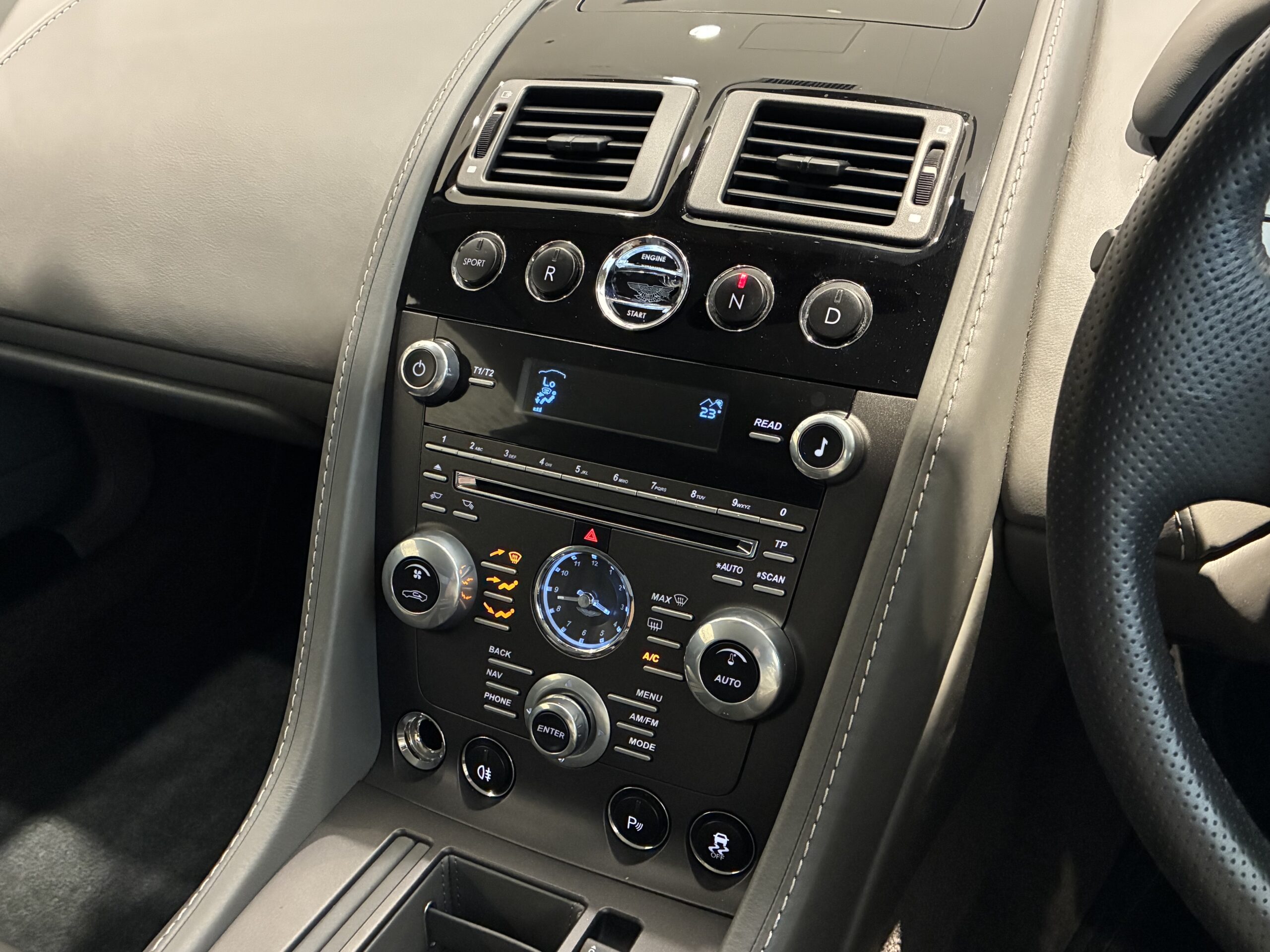 アストンマーティン　V8ヴァンテージ
