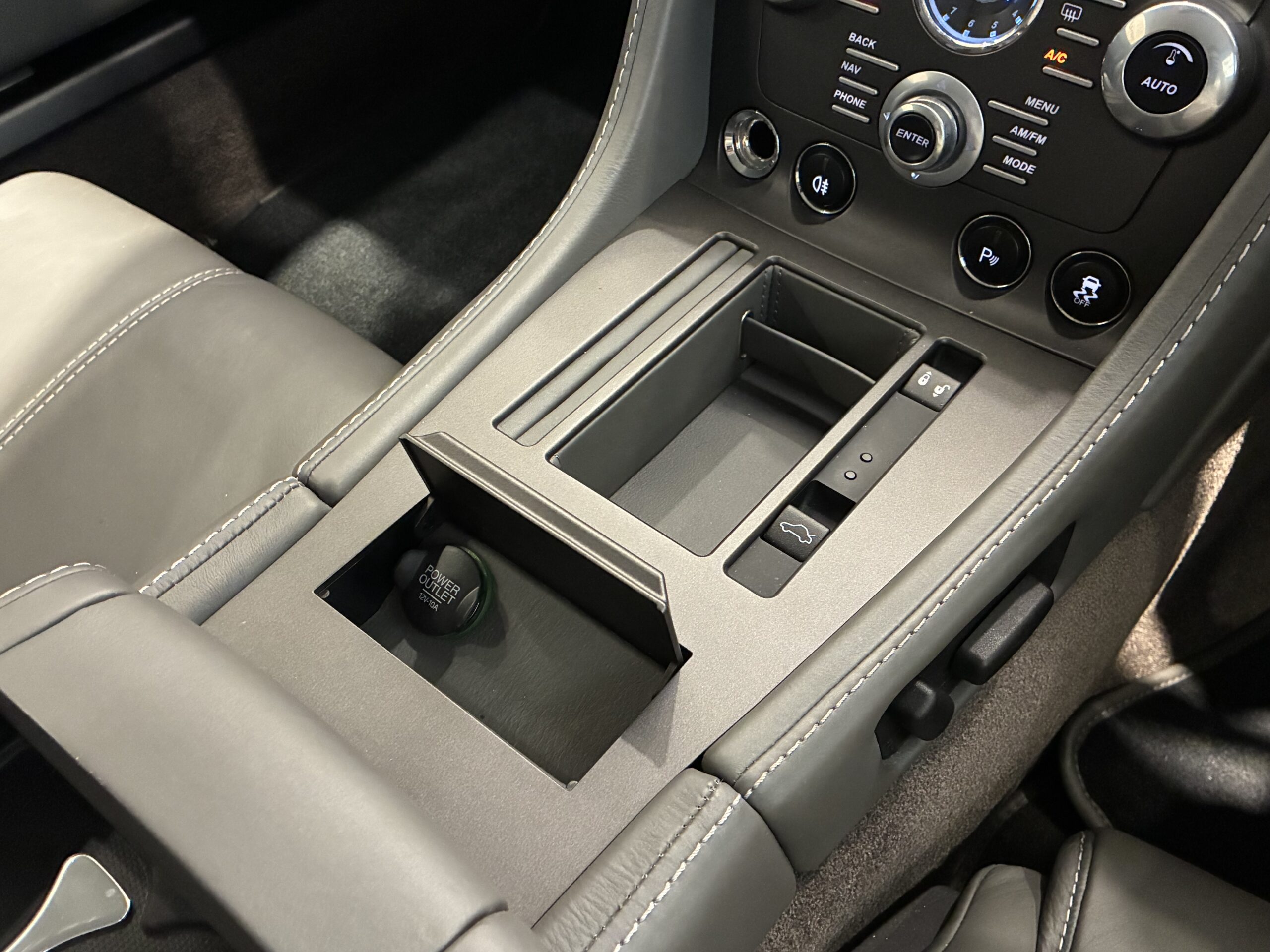 アストンマーティン　V8ヴァンテージ