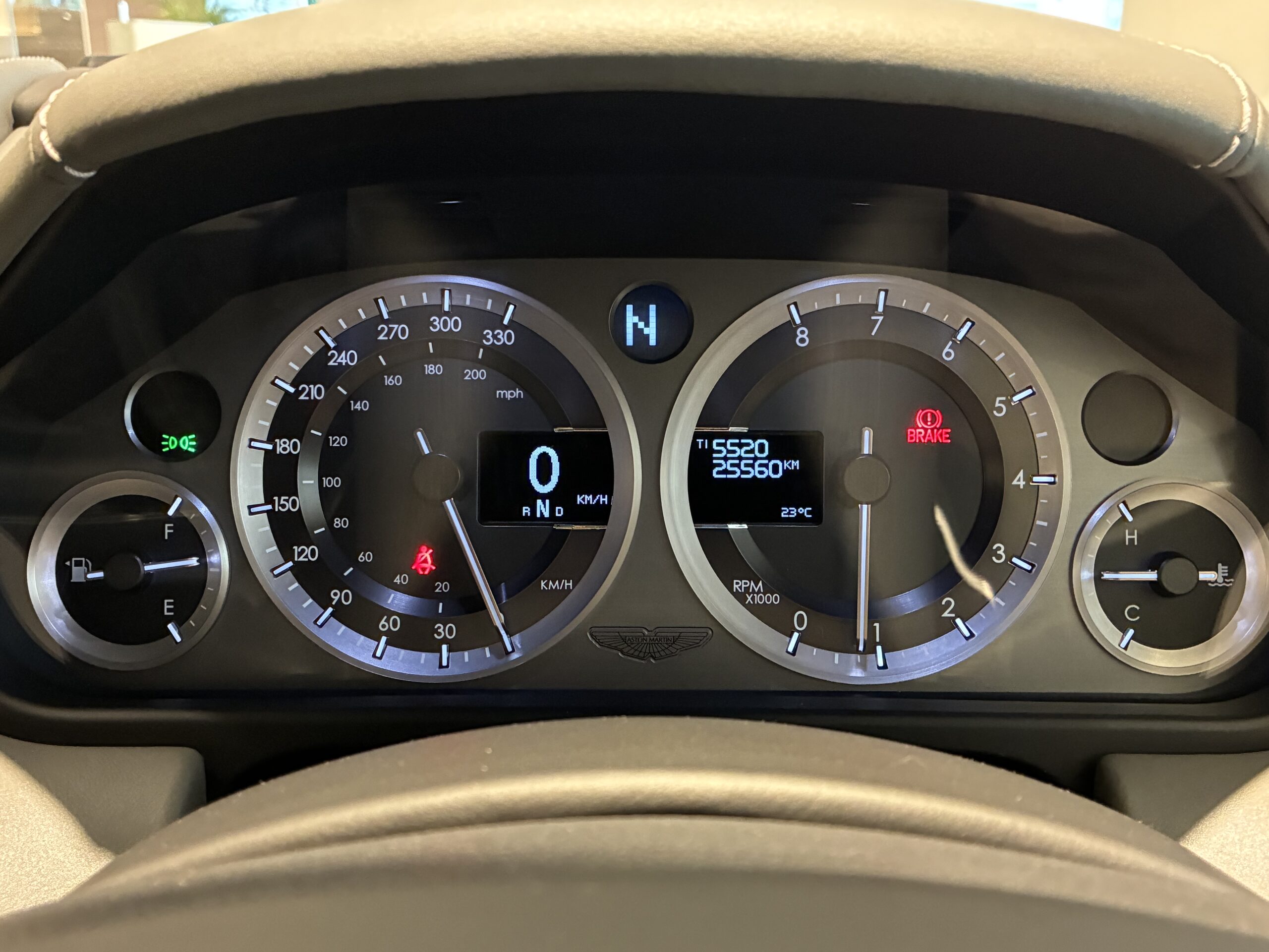 アストンマーティン　V8ヴァンテージ