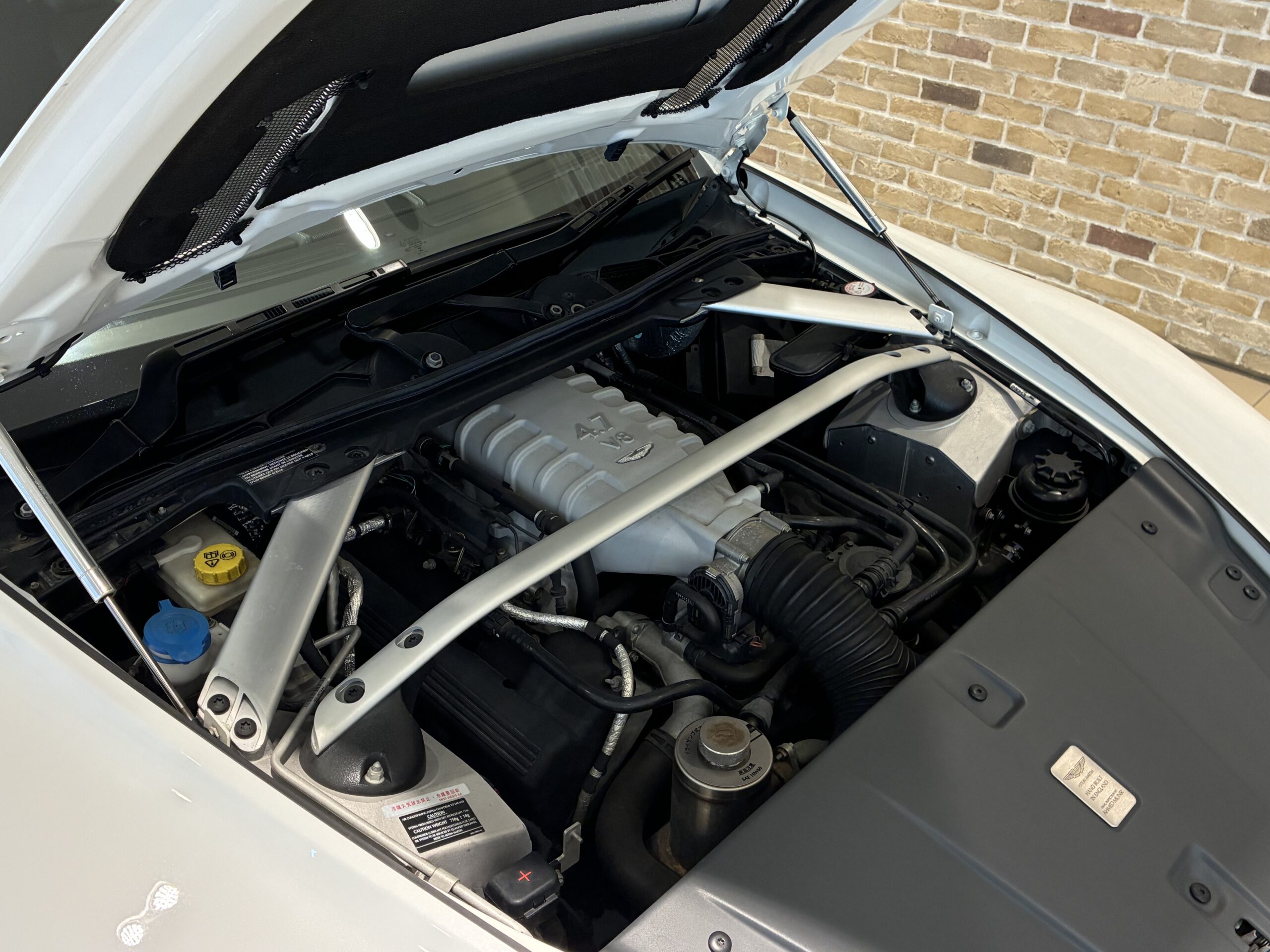 アストンマーティン　V8ヴァンテージ