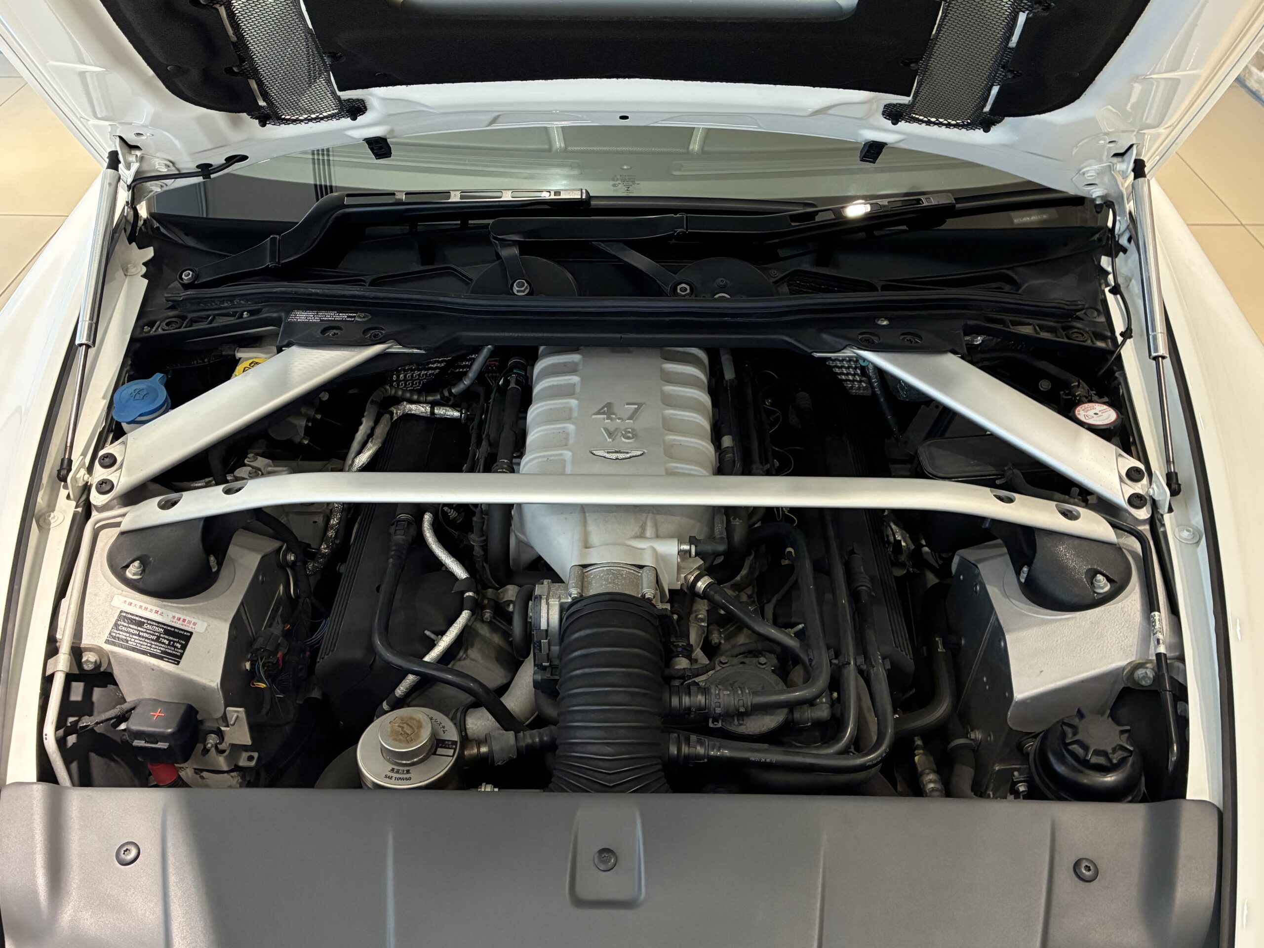 アストンマーティン　V8ヴァンテージ
