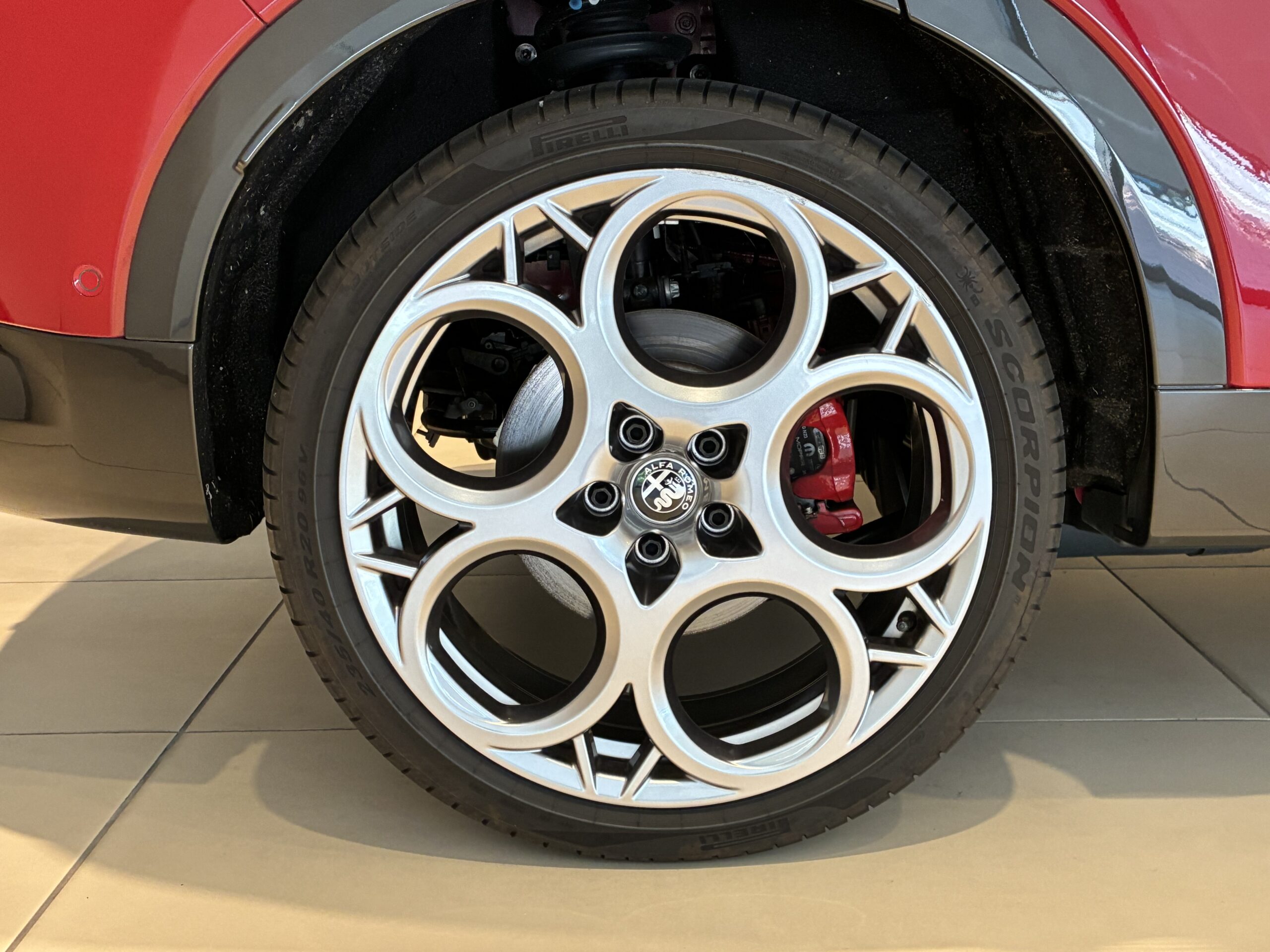 アルファロメオ　トナーレ PHEV Q4 Veloce