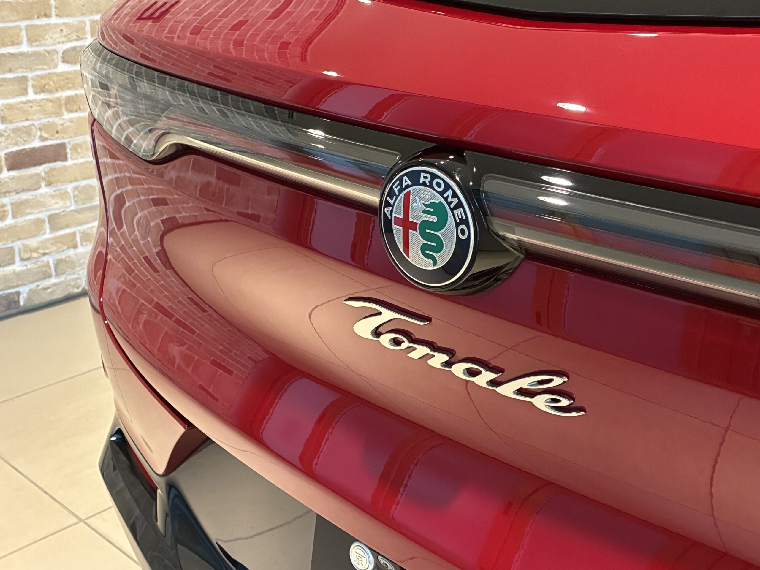 アルファロメオ　トナーレ PHEV Q4 Veloce