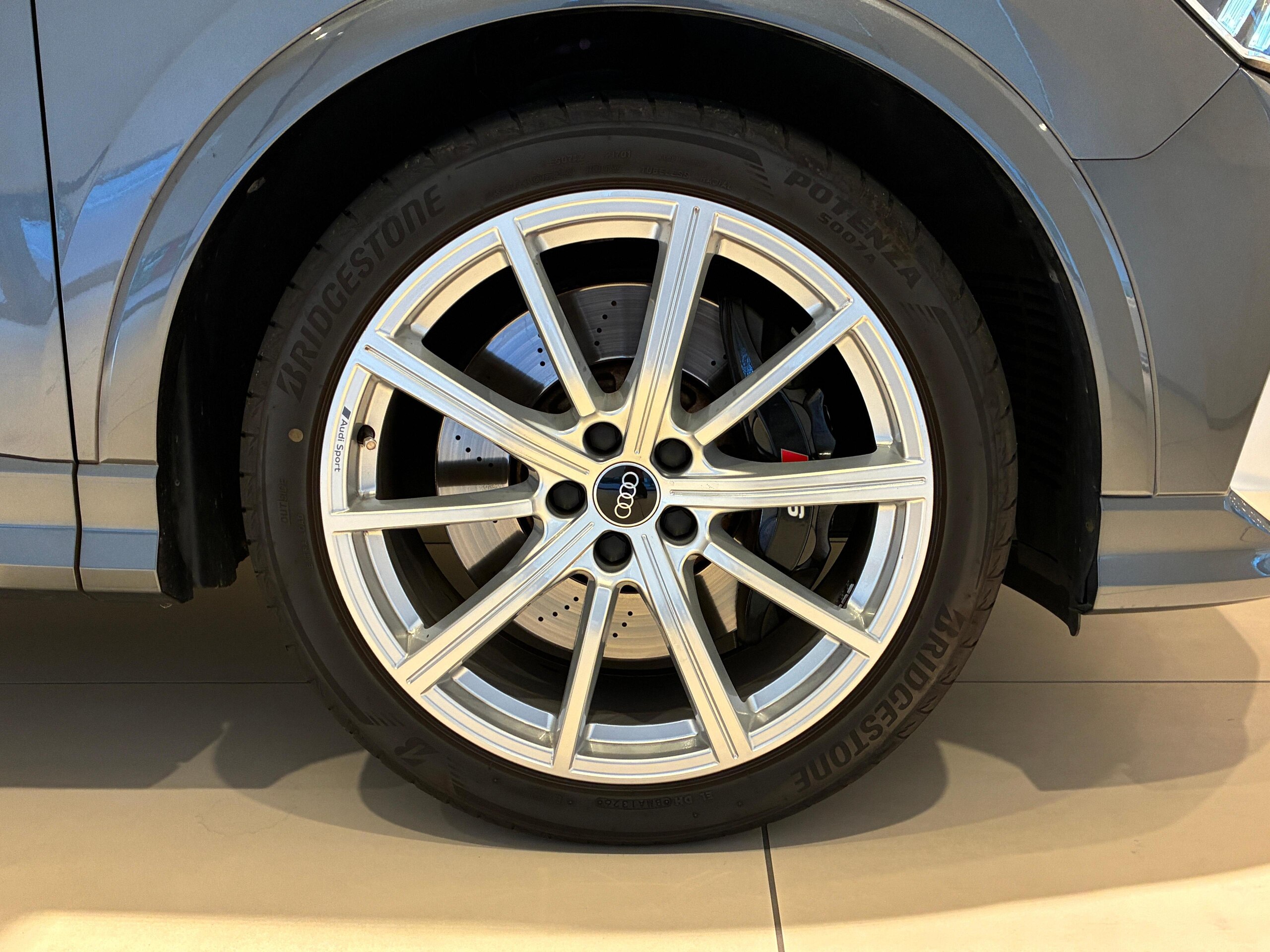 アウディ RS Q3 2.5 4WD