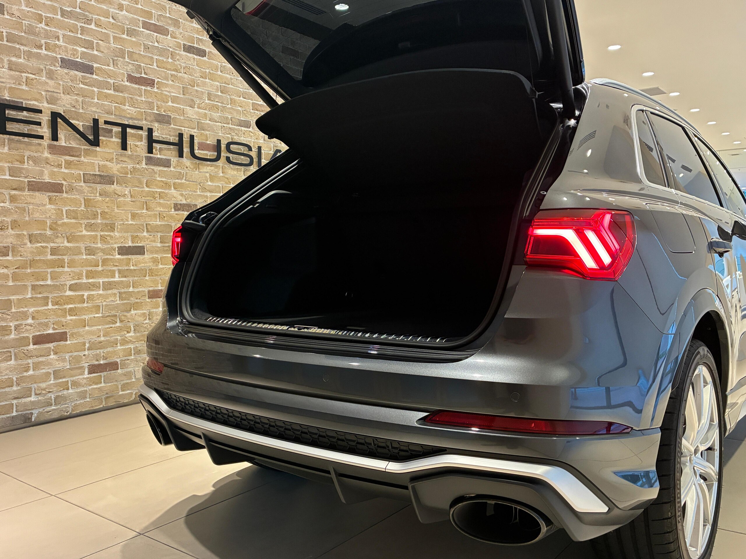 アウディ RS Q3 2.5 4WD